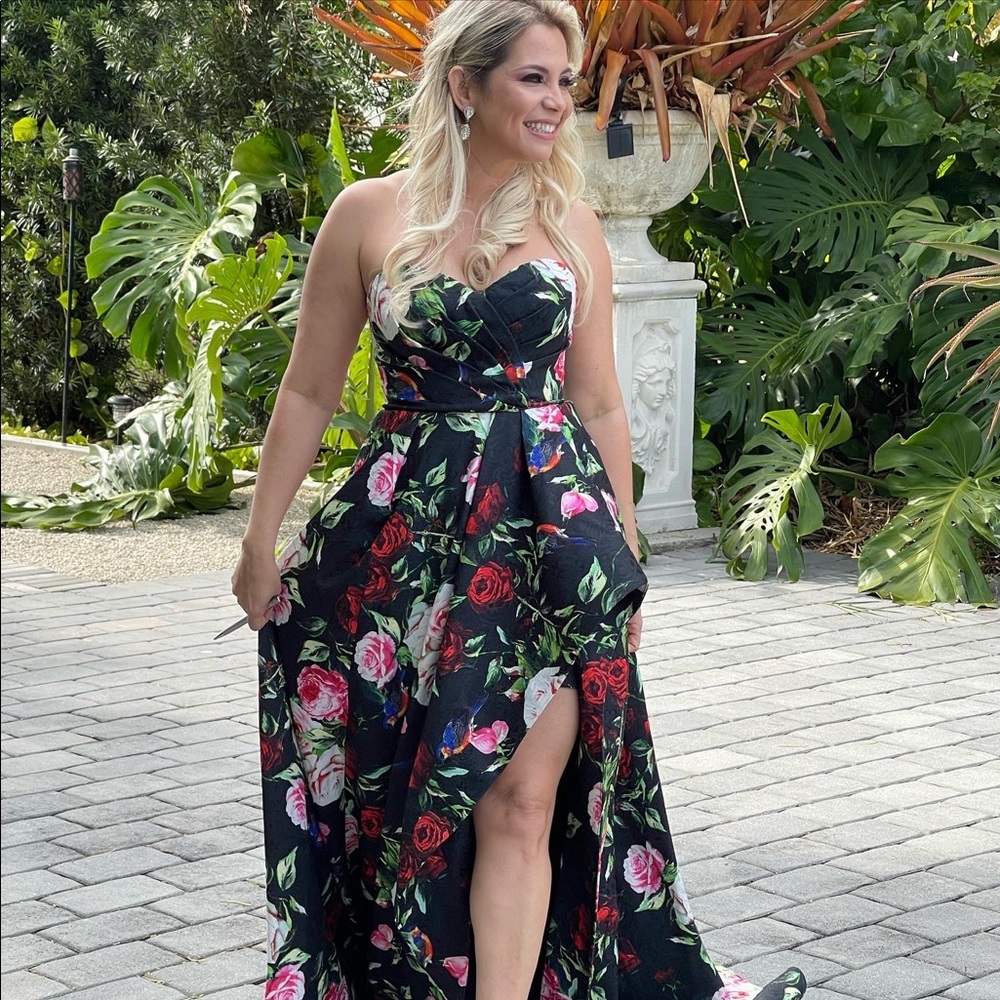 Gown , Impecable Conditions , Only Wore Once . Gr… - image 1